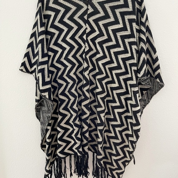 Chevron wrap fringed shawl / ruana - Picture 8 of 8